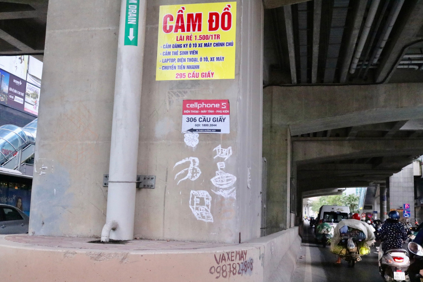 Ngoài những quảng cáo mới xuất hiện thì dọc tuyến đường sắt đô thị Nhổn - ga Hà Nội cũng lem nhem nhiều loại quảng cáo, sơn vẽ bôi bẩn khác như "cho thuê phòng trọ", " dịch vụ lái xe cho người say", " Photocopy in màu - scan"... Những quảng cáo này được dán khắp các trụ cầu của tuyến đường sắt.