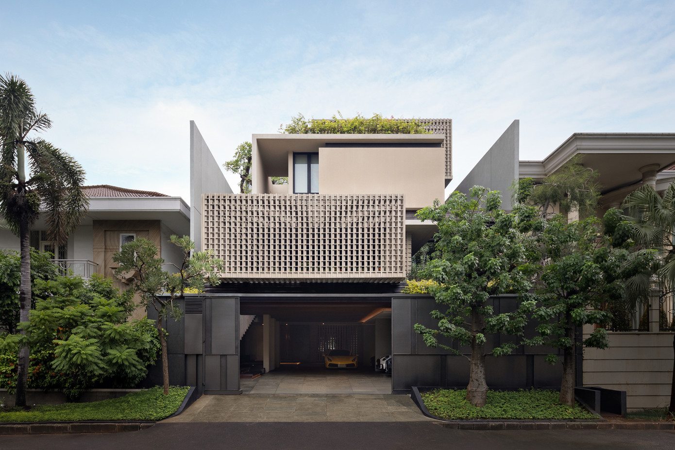 Yêu cầu của gia chủ là có một tổ ấm riêng tư, có bóng râm, thông gió và tràn ngập ánh sáng. Từ đó, kiến trúc sư đã tạo nên mặt đứng thứ hai bằng lớp thông gió được làm từ xi măng. Lớp "tường" thứ hai này vừa làm màng lọc nắng hướng Tây, vừa tạo sự thông thoáng cho căn nhà.