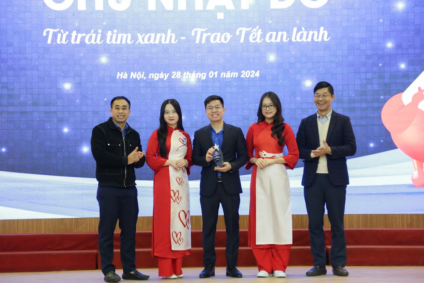 Đại diện Báo Tiền Phong đã trao tặng biểu trưng Chủ Nhật Đỏ cho Đoàn Thanh niên Viện Huyết học – Truyền máu Trung ương. 2 bộ Áo dài thiết kế cho hoạt động hiến máu tình nguyện của Hoa hậu Việt Nam 2010 Đặng Ngọc Hân cũng được trao tặng tại chương trình.