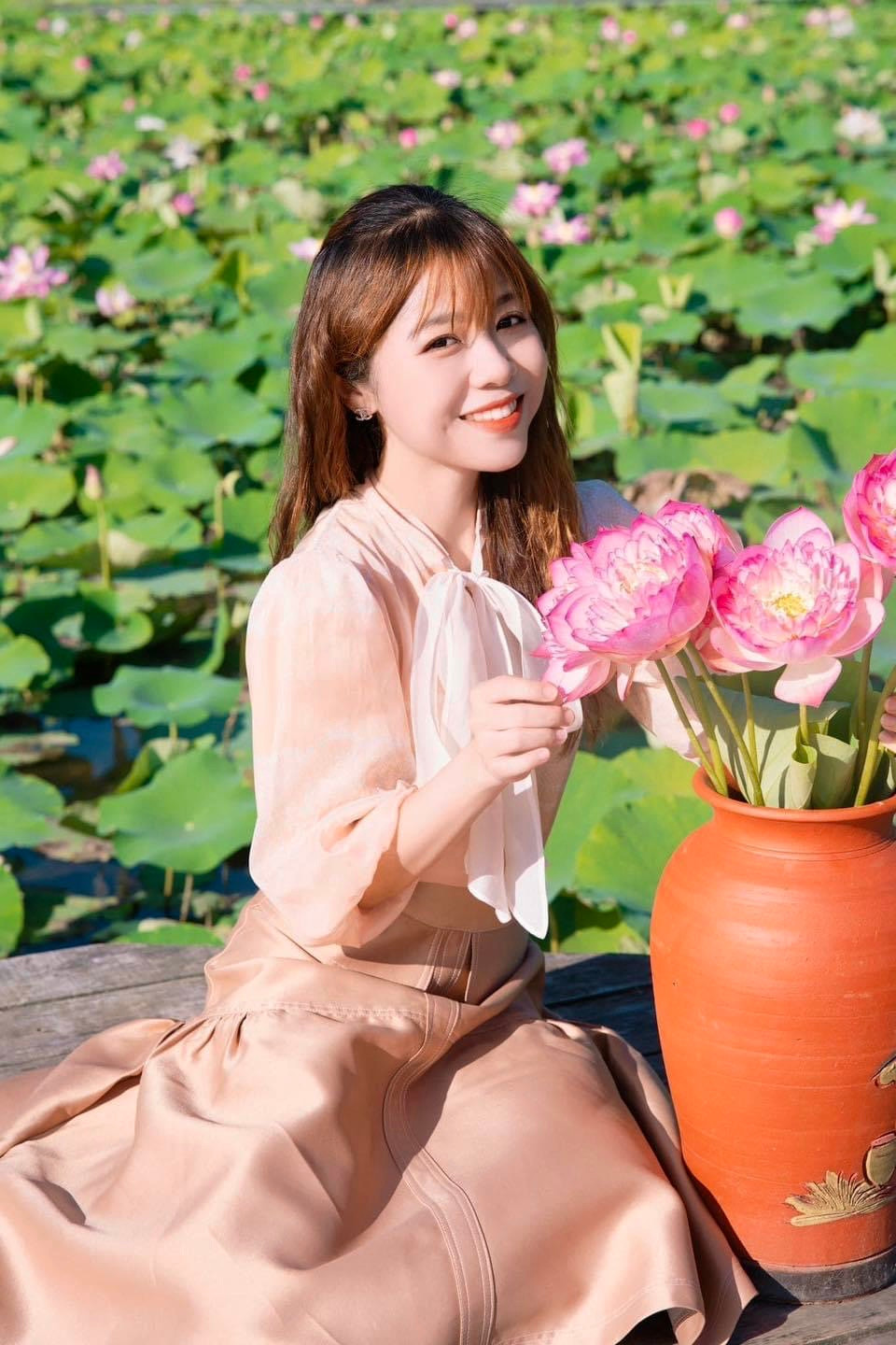 Nhiều bạn trẻ đến check in cùng sen. Ảnh:Tất Thành