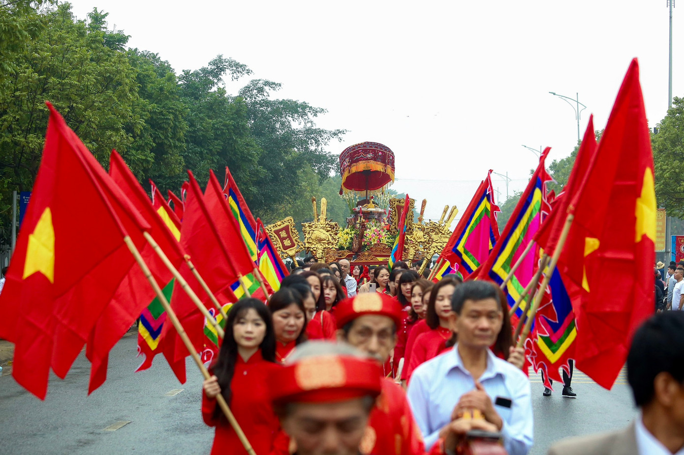 Phát biểu khai mạc, ông Đỗ Văn Mười, Chủ tịch UBND xã Tân Hội cho biết năm nay lễ hội tổ chức gắn với kỷ niệm 608 năm ngày hóa Đức Thành Hoàng Làng và Hội hát Chèo tàu Tổng Gối.