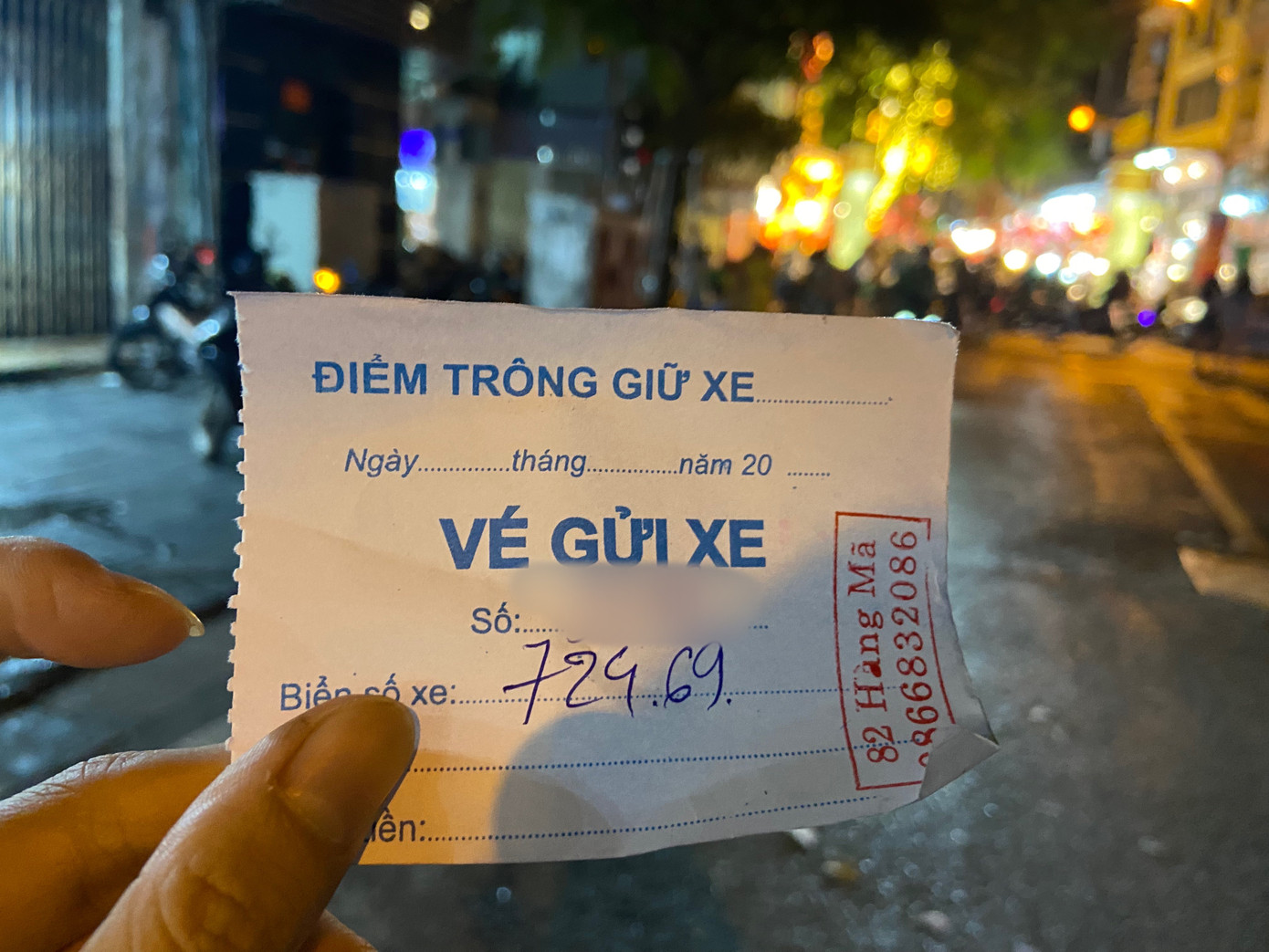 Tại điểm trông xe số 82 Hàng Mã, giá gửi một xe máy là 30.000 đồng, thu tiền luôn