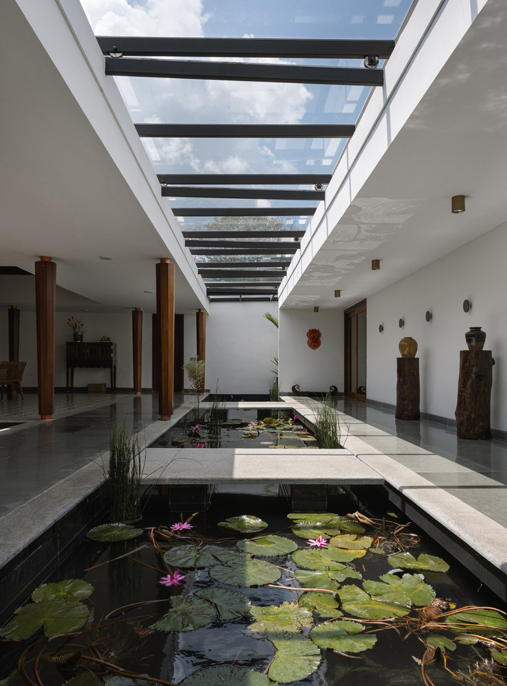 Ánh sáng được tính toán kỹ lưỡng để tràn ngập không gian sống mà không gây chói gắt. Việc tận dụng ánh sáng tự nhiên không chỉ giúp tiết kiệm điện năng mà còn tạo nên một không gian sống tràn ngập sinh khí, thân thiện với sức khoẻ người dùng.