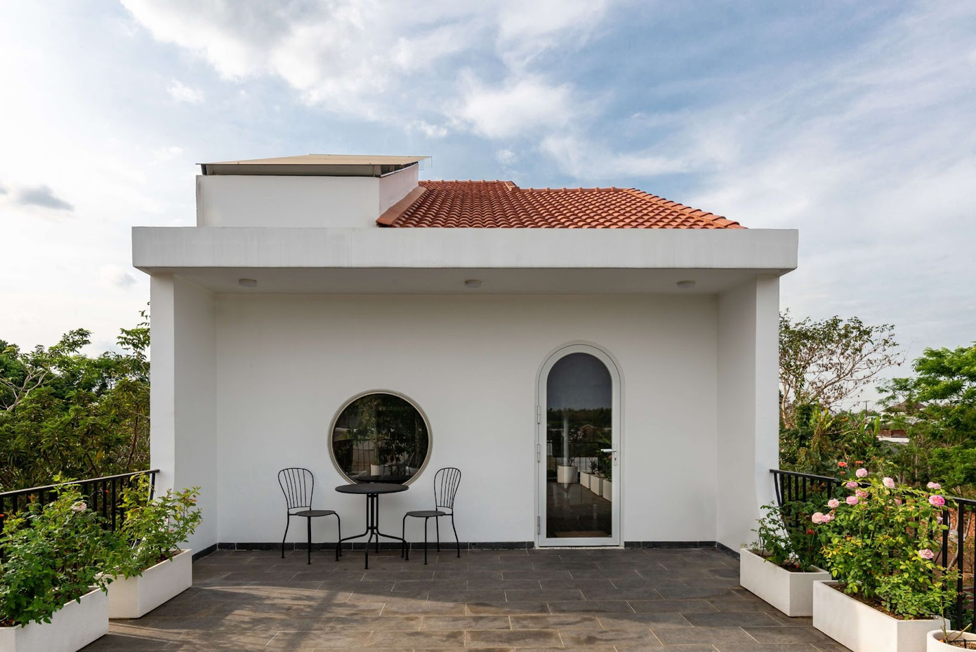 Cây xanh được trồng xen kẽ tại không gian ngoài trời giúp tạo thêm cảnh quan và cảm giác thư thái.