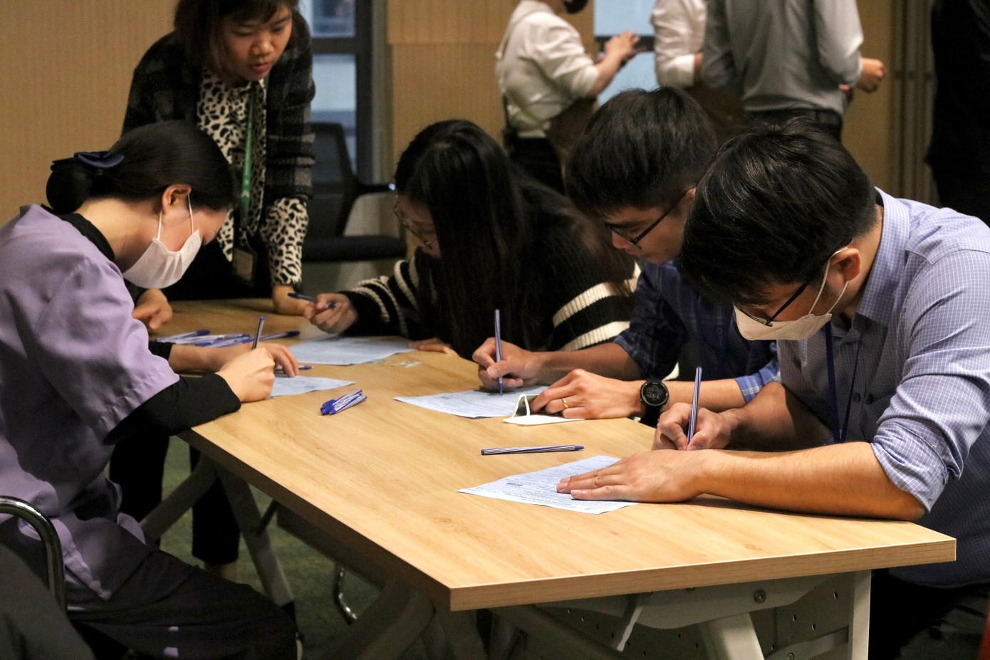 Có nhiều bạn trẻ lần đầu tới hiến máu nhận được sự hỗ trợ nhiệt tình từ cán bộ nhân viên bệnh viện và ban tổ chức.