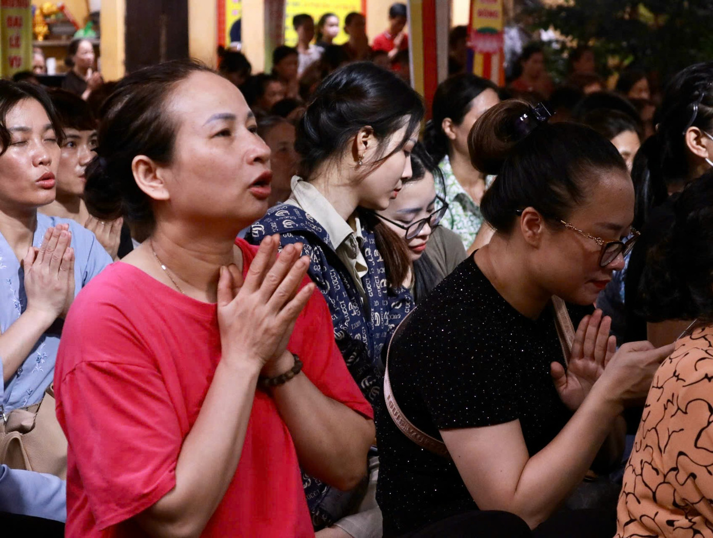 Theo ghi nhận tối 17/8, hàng trăm người dân đã đổ về chùa Phúc Khánh dâng hương, làm lễ và tụng kinh, niệm Phật cầu quốc thái dân an, siêu độ vong linh, cầu bình yên cho bản thân và gia đình, đặc biệt là hướng đến tri ân những bậc sinh thành trong mùa Vu Lan.