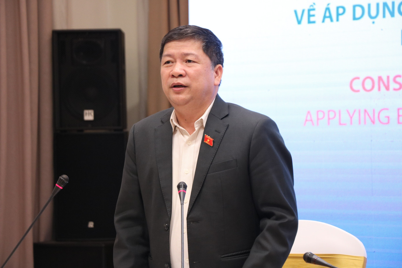 Ông Tạ Văn Hạ - Phó Chủ nhiệm Ủy ban Văn hóa, Giáo dục của Quốc hội - phát biểu tại hội thảo.