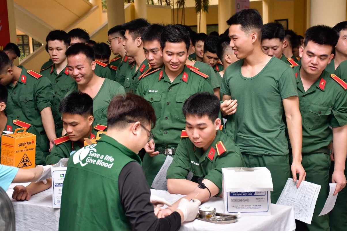 Hơn 800 lượt cán bộ, nhân viên, giảng viên, học viên và chiến sĩ tham gia hiến máu tại chương trình “Chủ Nhật Đỏ” lần thứ XVII năm 2025. Hơn 800 lượt cán bộ, nhân viên, giảng viên, học viên và chiến sĩ tham gia hiến máu tại chương trình “Chủ Nhật Đỏ” lần thứ XVII năm 2025.