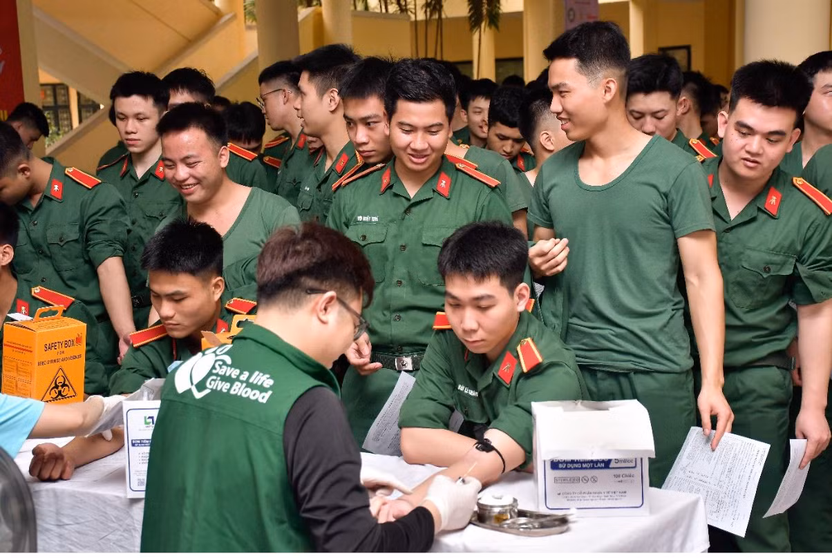 Hơn 800 lượt cán bộ, nhân viên, giảng viên, học viên và chiến sĩ tham gia hiến máu tại chương trình “Chủ Nhật Đỏ” lần thứ XVII năm 2025. Hơn 800 lượt cán bộ, nhân viên, giảng viên, học viên và chiến sĩ tham gia hiến máu tại chương trình “Chủ Nhật Đỏ” lần thứ XVII năm 2025.