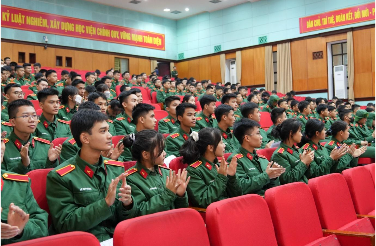 Hơn 800 lượt cán bộ, nhân viên, giảng viên, học viên và chiến sĩ tham gia hiến máu tại chương trình “Chủ Nhật Đỏ” lần thứ XVII năm 2025. Hơn 800 lượt cán bộ, nhân viên, giảng viên, học viên và chiến sĩ tham gia hiến máu tại chương trình “Chủ Nhật Đỏ” lần thứ XVII năm 2025.