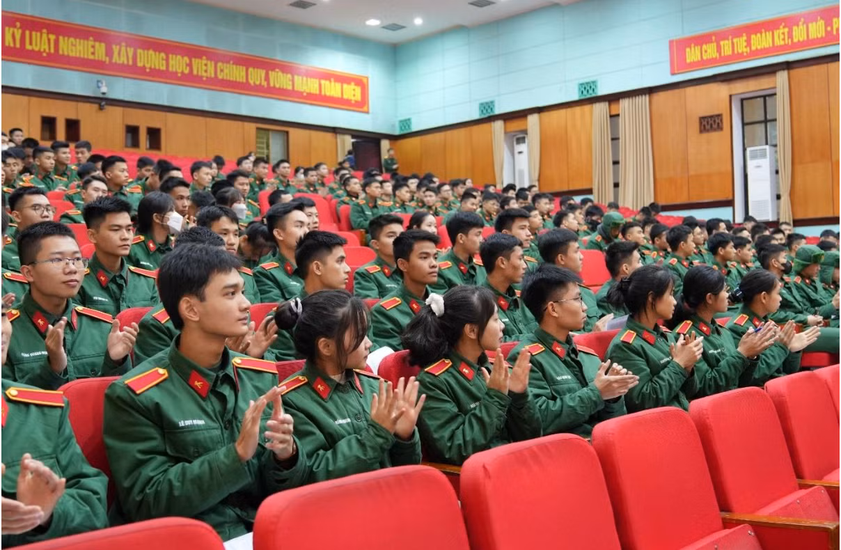 Hơn 800 lượt cán bộ, nhân viên, giảng viên, học viên và chiến sĩ tham gia hiến máu tại chương trình “Chủ Nhật Đỏ” lần thứ XVII năm 2025. Hơn 800 lượt cán bộ, nhân viên, giảng viên, học viên và chiến sĩ tham gia hiến máu tại chương trình “Chủ Nhật Đỏ” lần thứ XVII năm 2025.