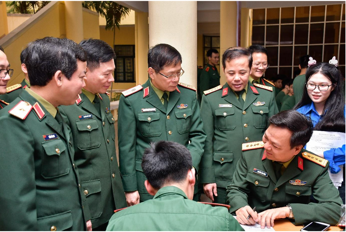 Lãnh đạo Học viện Kỹ thuật quân sự cùng đoàn đại biểu thăm và động viên cán bộ, giảng viên, nhân viên và chiến sĩ tham gia hiến máu tại chương trình. Lãnh đạo Học viện Kỹ thuật quân sự cùng đoàn đại biểu thăm và động viên cán bộ, giảng viên, nhân viên và chiến sĩ tham gia hiến máu tại chương trình.