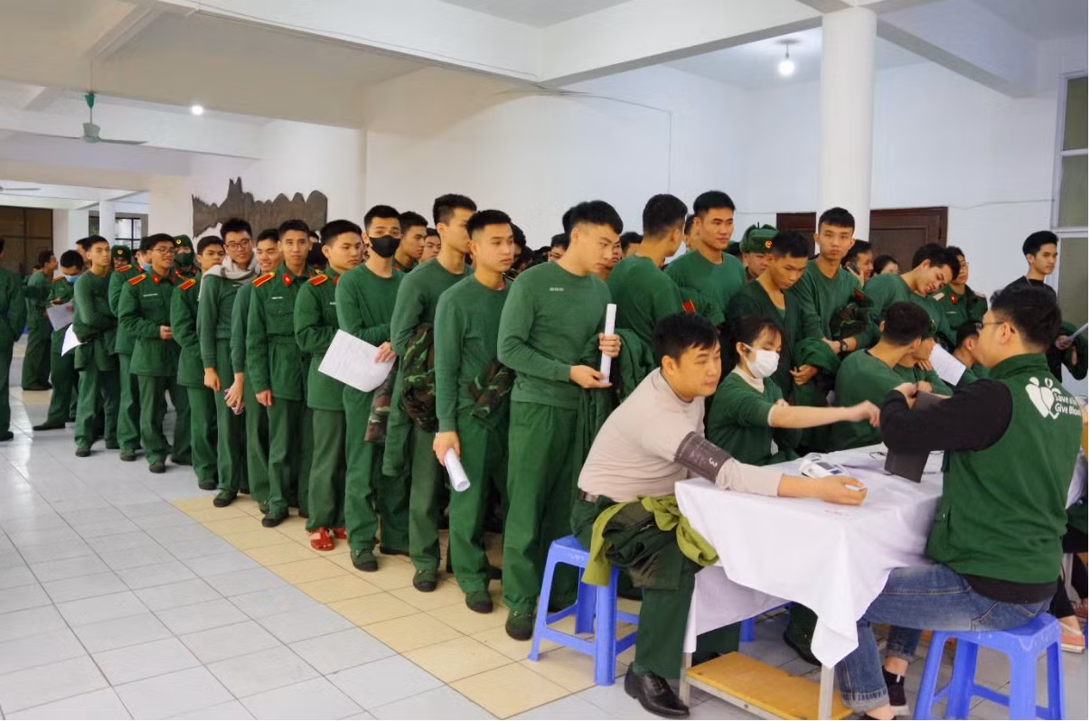 Hơn 800 lượt cán bộ, nhân viên, giảng viên, học viên và chiến sĩ tham gia hiến máu tại chương trình “Chủ Nhật Đỏ” lần thứ XVII năm 2025. Hơn 800 lượt cán bộ, nhân viên, giảng viên, học viên và chiến sĩ tham gia hiến máu tại chương trình “Chủ Nhật Đỏ” lần thứ XVII năm 2025.