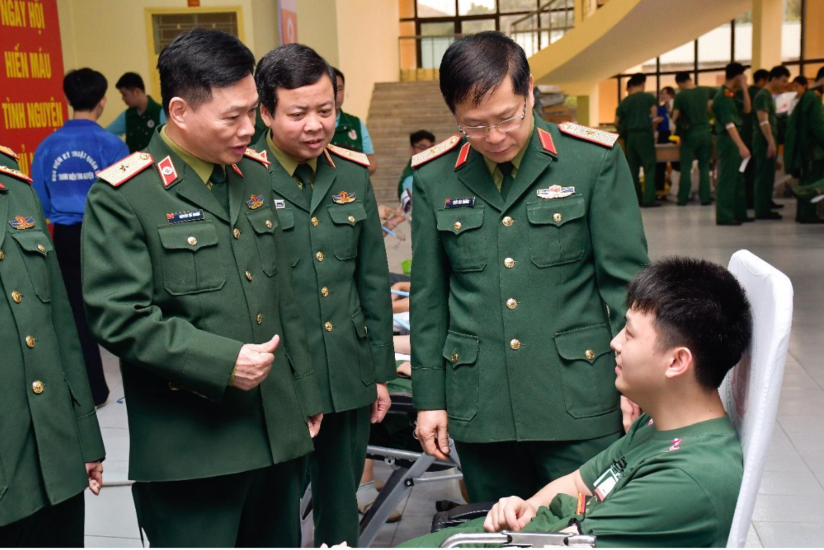 Lãnh đạo Học viện Kỹ thuật quân sự cùng đoàn đại biểu thăm và động viên cán bộ, giảng viên, nhân viên và chiến sĩ tham gia hiến máu tại chương trình. Lãnh đạo Học viện Kỹ thuật quân sự cùng đoàn đại biểu thăm và động viên cán bộ, giảng viên, nhân viên và chiến sĩ tham gia hiến máu tại chương trình.