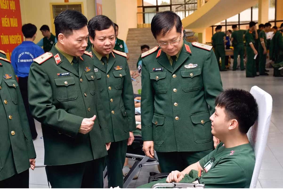 Lãnh đạo Học viện Kỹ thuật quân sự cùng đoàn đại biểu thăm và động viên cán bộ, giảng viên, nhân viên và chiến sĩ tham gia hiến máu tại chương trình. Lãnh đạo Học viện Kỹ thuật quân sự cùng đoàn đại biểu thăm và động viên cán bộ, giảng viên, nhân viên và chiến sĩ tham gia hiến máu tại chương trình.