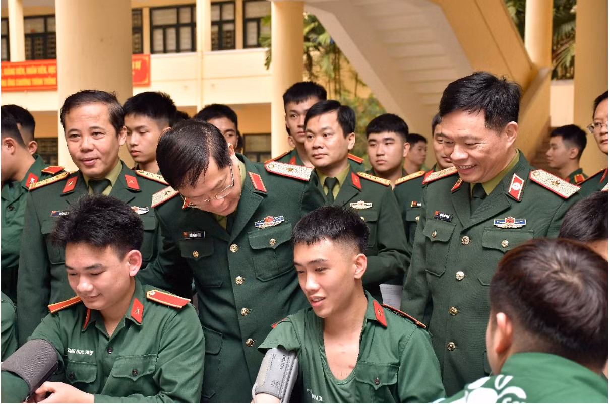 Lãnh đạo Học viện Kỹ thuật quân sự cùng đoàn đại biểu thăm và động viên cán bộ, giảng viên, nhân viên và chiến sĩ tham gia hiến máu tại chương trình. Lãnh đạo Học viện Kỹ thuật quân sự cùng đoàn đại biểu thăm và động viên cán bộ, giảng viên, nhân viên và chiến sĩ tham gia hiến máu tại chương trình.