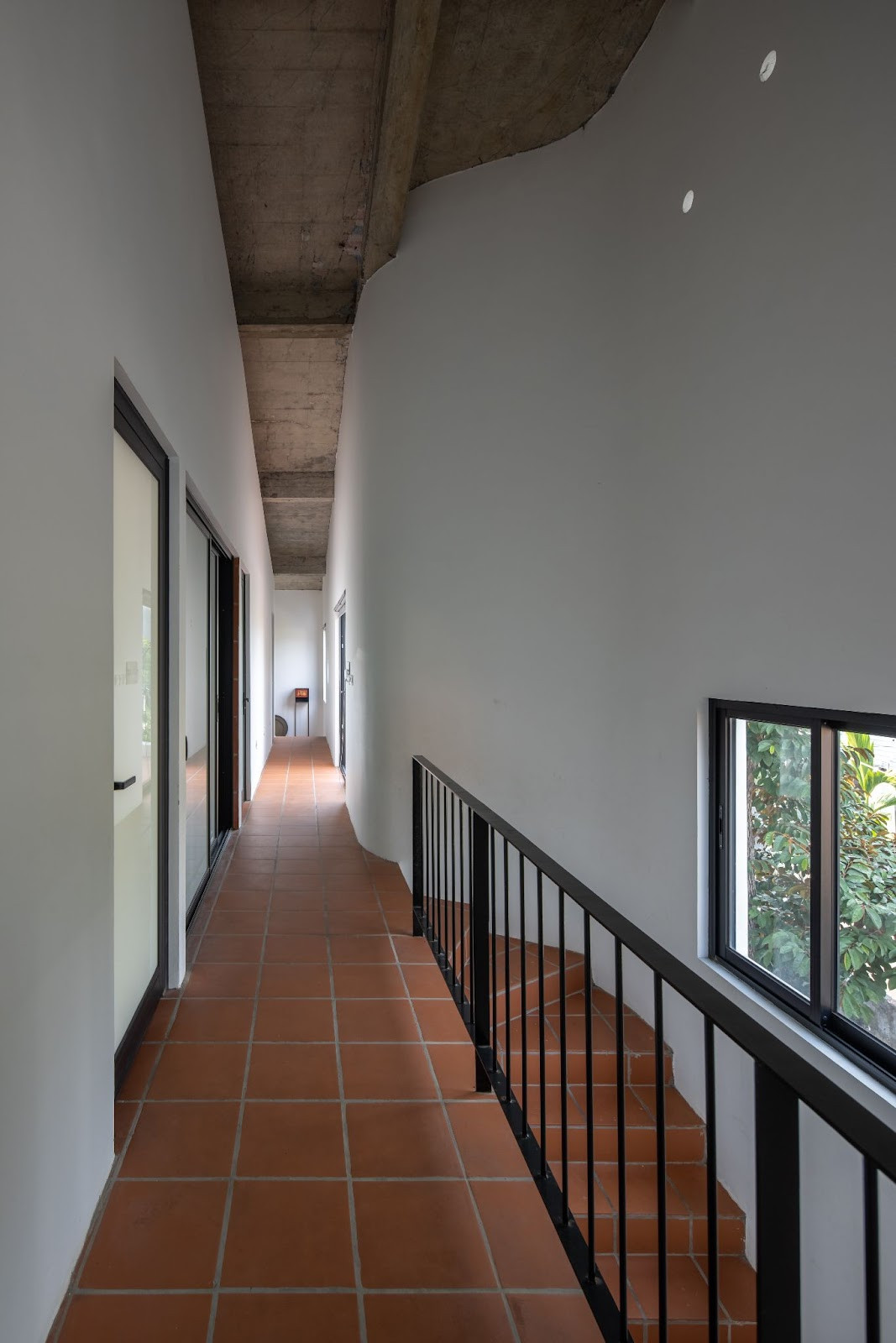 Khu vực hành lang - cầu thang nằm về phía Bắc ngôi nhà, tạo khoảng đệm, tránh sự tiếp xúc trực tiếp với không khí lạnh của miền Bắc – Việt Nam.
