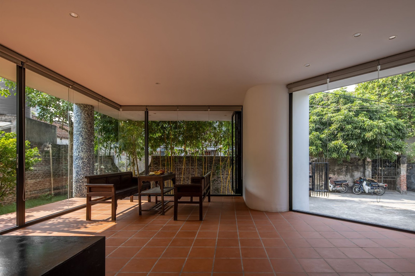 Dãy phòng được thiết kế mang nhiều công năng khác nhau bên hướng Nam của ngôi nhà nhằm mục đích đón sáng và gió được tốt nhất. Phía bắc là khu vực hành lang, cầu thang tạo khoảng đệm tránh cho nhiệt độ phòng bị ảnh hưởng trực tiếp với nhiệt độ bên ngoài.