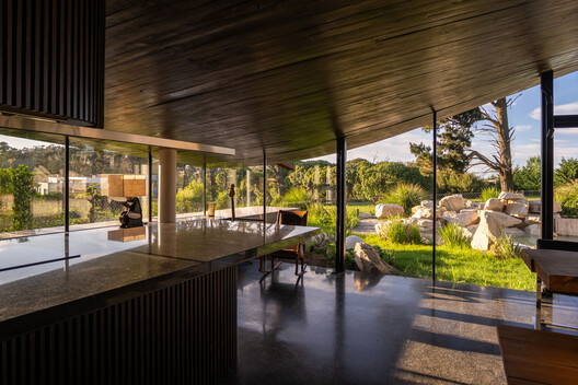 Bao quanh sân là khoảng không gian uốn lượn nhẹ nhàng được chọn làm chỗ ở, chỗ làm việc, nơi phục vụ sinh hoạt riêng tư,...