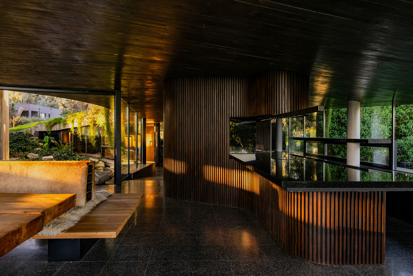 Bao quanh sân là khoảng không gian uốn lượn nhẹ nhàng được chọn làm chỗ ở, chỗ làm việc, nơi phục vụ sinh hoạt riêng tư,...