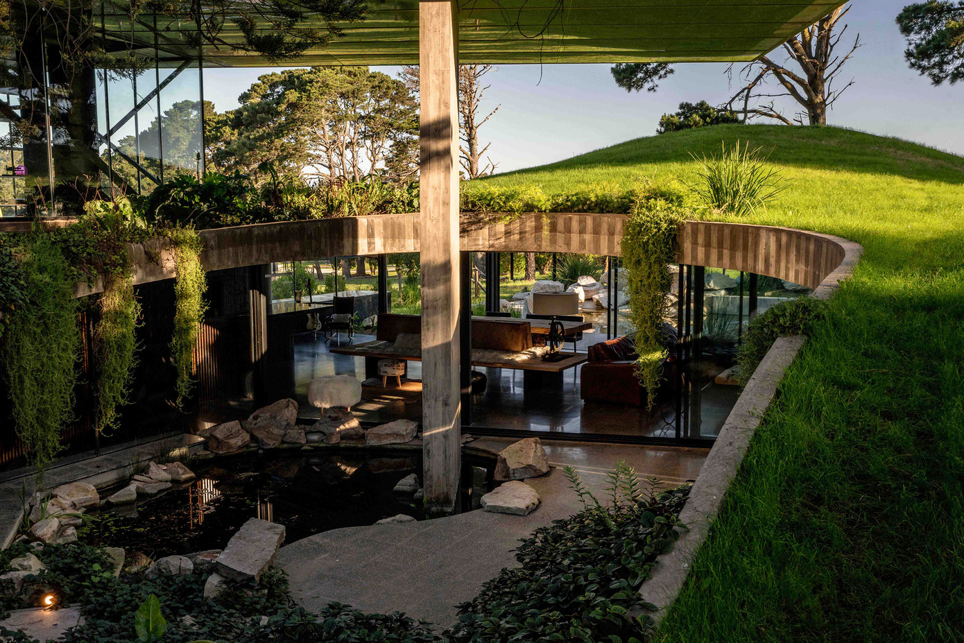 Toàn bộ ngôi nhà xoay quanh một sân trong yên tĩnh, trái tim của không gian sống. Sân trong nằm khuất hoàn toàn khỏi tầm nhìn từ bên ngoài.