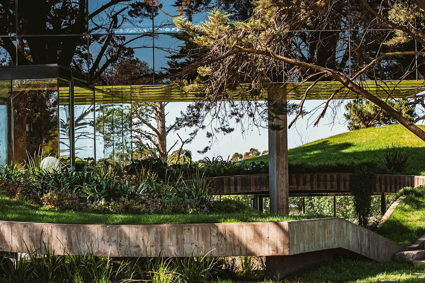 Nhờ thiết kế độc đáo, sự hiện diện của công trình gần như biến mất, hoà vào không gian nhưng không làm xáo trộn khoảng không tự nhiên vốn có, cũng như không can thiệp mạnh vào không gian xung quanh.