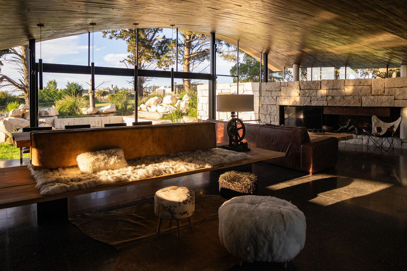 Bao quanh sân là khoảng không gian uốn lượn nhẹ nhàng được chọn làm chỗ ở, chỗ làm việc, nơi phục vụ sinh hoạt riêng tư,...