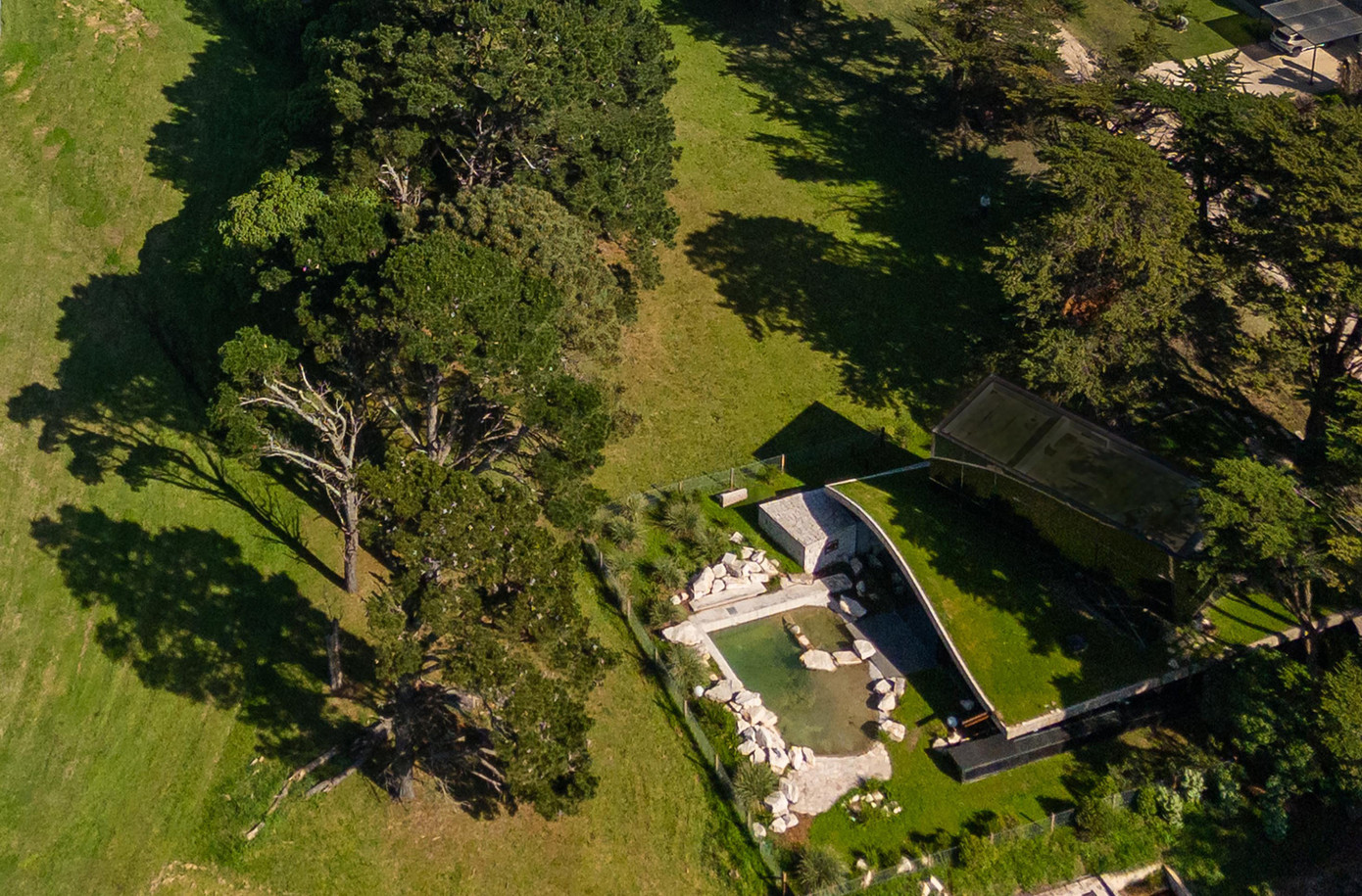 Thiết kế thảm cỏ phủ lên tầng một giúp không gian sinh hoạt chung luôn mát.