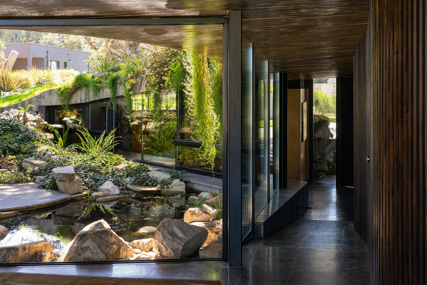 Hành lang bên trong nhà được thiết kế "ôm" lấy khoảng sân trong yên tĩnh.