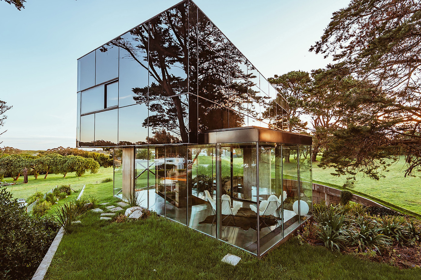 Tầng trên như một "hộp gương" lơ lửng trong không trung, phản chiếu rừng cây và bầu trời, tạo nên cảm giác mơ hồ.