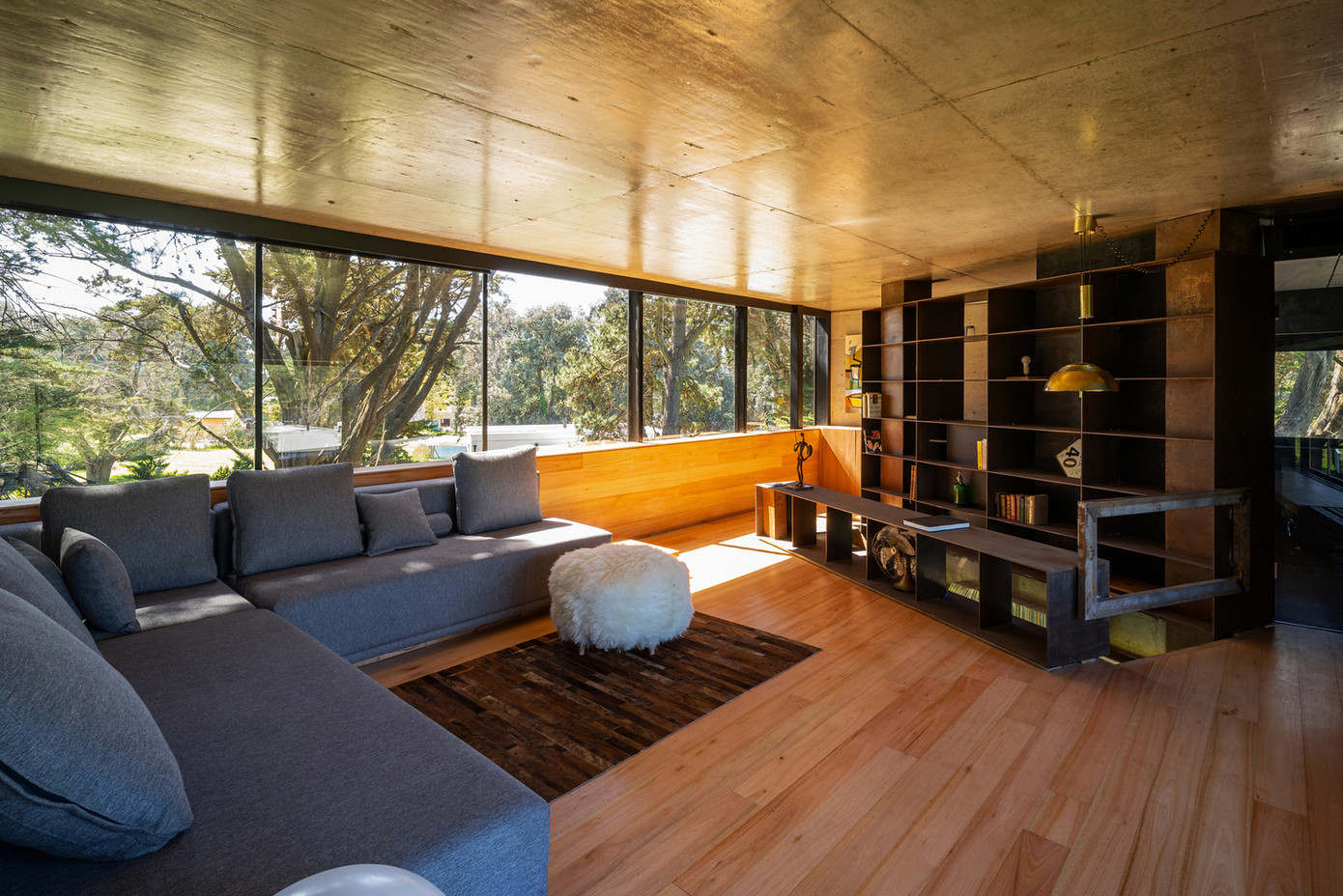 Bao quanh sân là khoảng không gian uốn lượn nhẹ nhàng được chọn làm chỗ ở, chỗ làm việc, nơi phục vụ sinh hoạt riêng tư,...