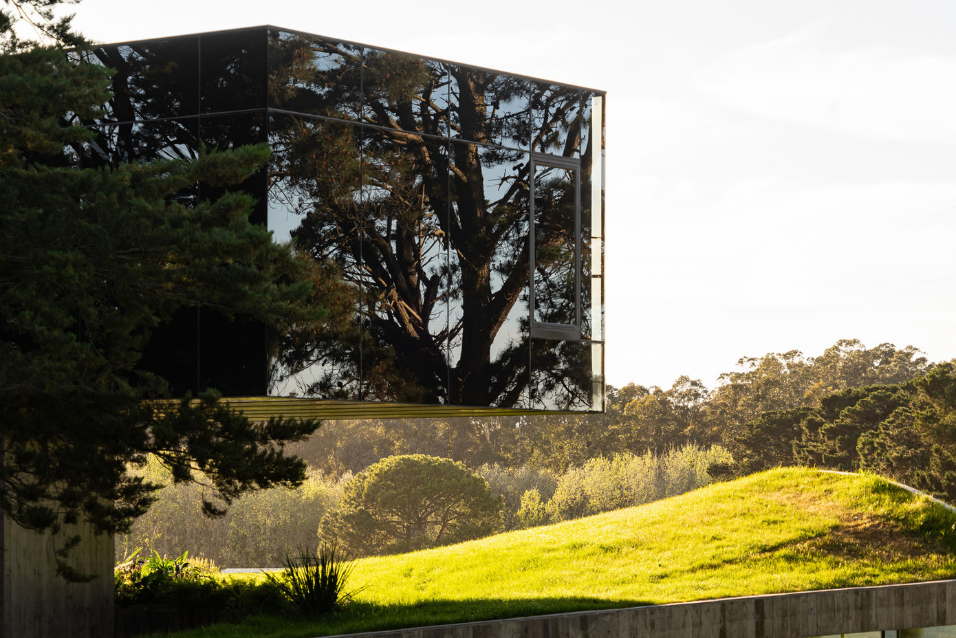 Khối hộp này có chức năng như một căn nhà nhỏ độc lập, nơi khách đến có thể ở lại, nấu ăn, nghỉ ngơi và ngắm cây cối từ bên trong.