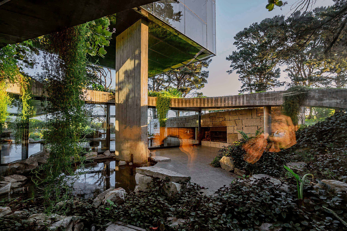 Hầu hết không gian sinh hoạt chính nằm bên dưới lớp kiến trúc cỏ được thiết kế ban đầu.