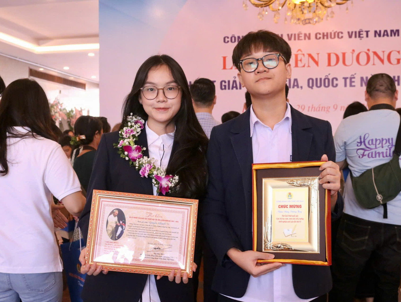 Lễ Tuyên dương là hoạt động có ý nghĩa thiết thực, thể hiện sự quan tâm sâu sắc của Công đoàn Viên chức Việt Nam đối với các em học sinh là con cán bộ, công chức, viên chức, người lao động các cấp Công đoàn Viên chức Việt Nam, thế hệ tương lai của đất nước. Qua đó, tiếp thêm động lực để cán bộ công chức, viên chức, lao động yên tâm công tác, phấn đấu hoàn thành tốt nhiệm vụ của từng cơ quan, đơn vị. Lễ Tuyên dương là hoạt động có ý nghĩa thiết thực, thể hiện sự quan tâm sâu sắc của Công đoàn Viên chức Việt Nam đối với các em học sinh là con cán bộ, công chức, viên chức, người lao động các cấp Công đoàn Viên chức Việt Nam, thế hệ tương lai của đất nước. Qua đó, tiếp thêm động lực để cán bộ công chức, viên chức, lao động yên tâm công tác, phấn đấu hoàn thành tốt nhiệm vụ của từng cơ quan, đơn vị.