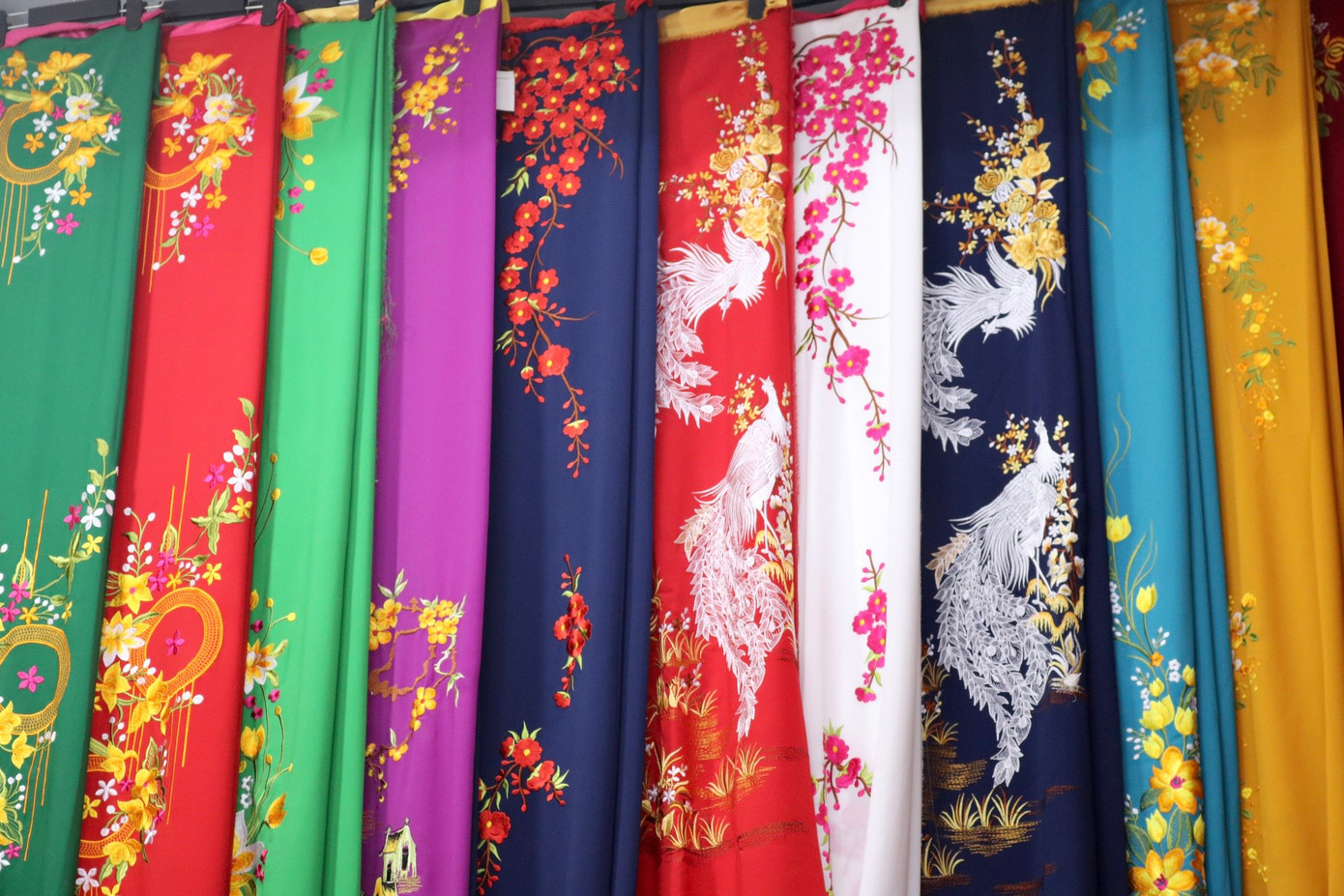 Hiện nay, không chỉ bà Quyến mà các con bà cũng có nhiều người theo nghề. Không chỉ vậy, bà cũng dạy nghề cho nhiều con cháu trong họ để họ cũng có cái để "kiếm cơm". Hiện nay, không chỉ bà Quyến mà các con bà cũng có nhiều người theo nghề. Không chỉ vậy, bà cũng dạy nghề cho nhiều con cháu trong họ để họ cũng có cái để "kiếm cơm".