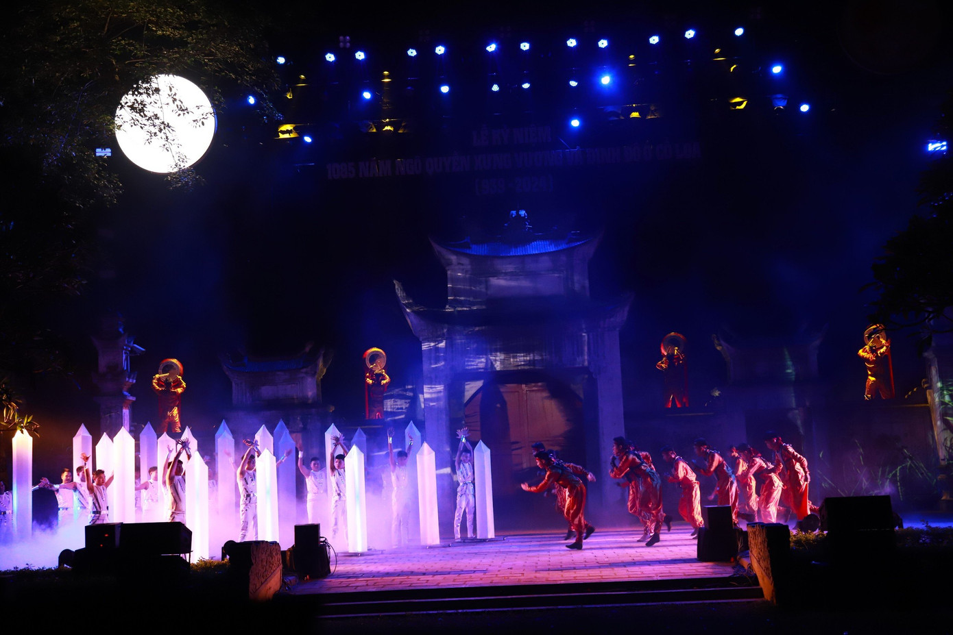 Màn trình diễn "Nam Giang dậy sóng/ Quốc thống xưng vương" diễn ra tại buổi lễ toát lên khí thế hào hùng về một thời oanh liệt dựng nước và giữ nước dưới sự lãnh đạo của vua Ngô Quyền. Màn trình diễn "Nam Giang dậy sóng/ Quốc thống xưng vương" diễn ra tại buổi lễ toát lên khí thế hào hùng về một thời oanh liệt dựng nước và giữ nước dưới sự lãnh đạo của vua Ngô Quyền.