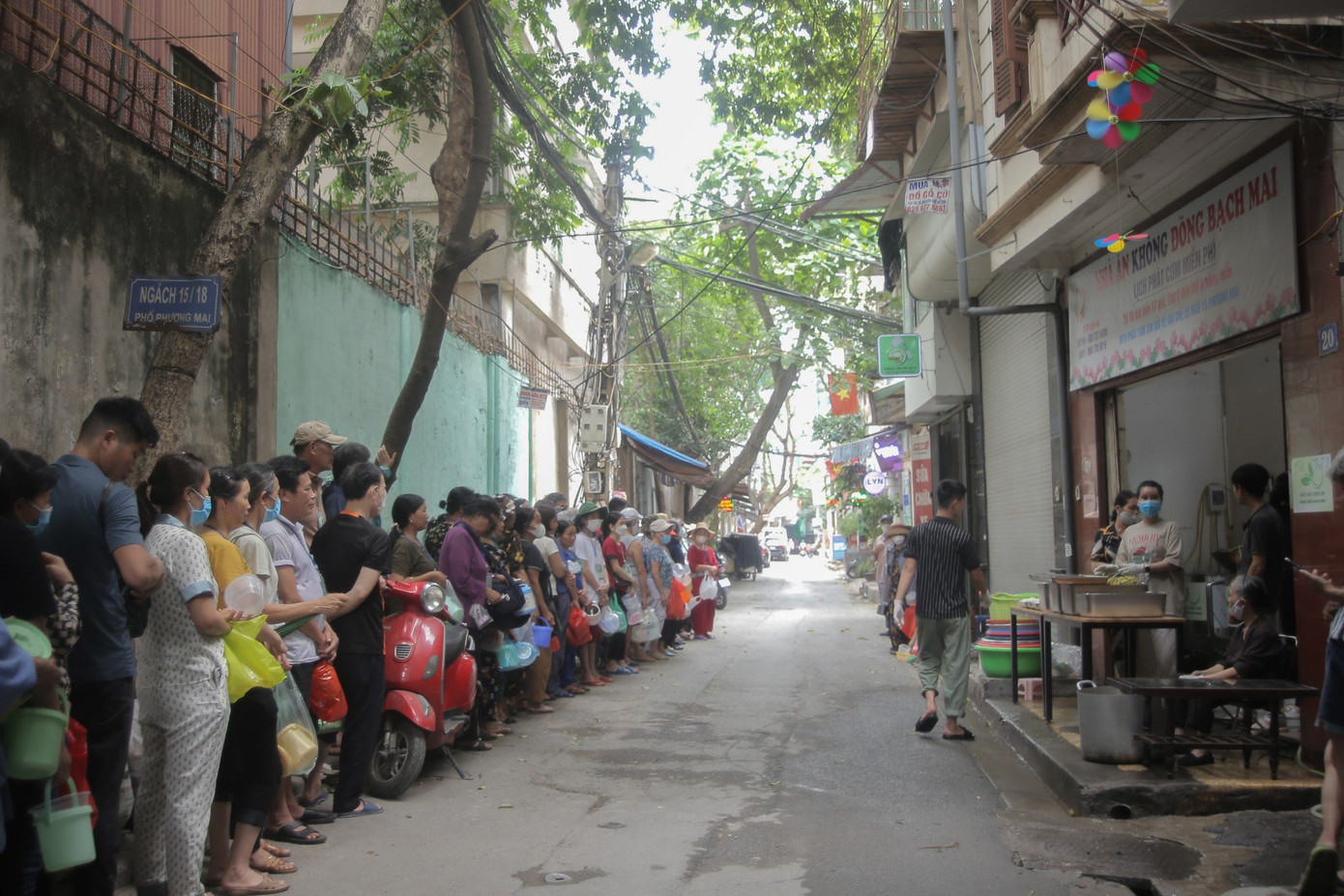 Người dân xếp hàng dài đợi những suất cơm miễn phí.