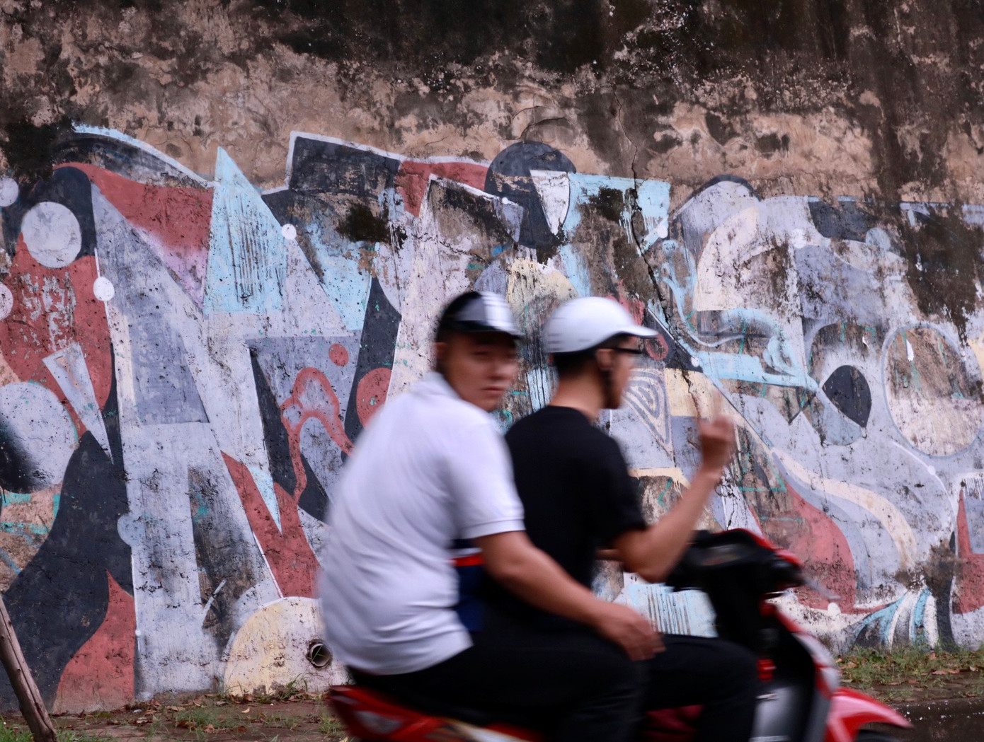 Nhiều khu vực bị vẽ bậy từ lâu các hình ảnh đã dần mất nét, bong tróc gây nên tình trạng mất thẩm mỹ, nhếch nhác.