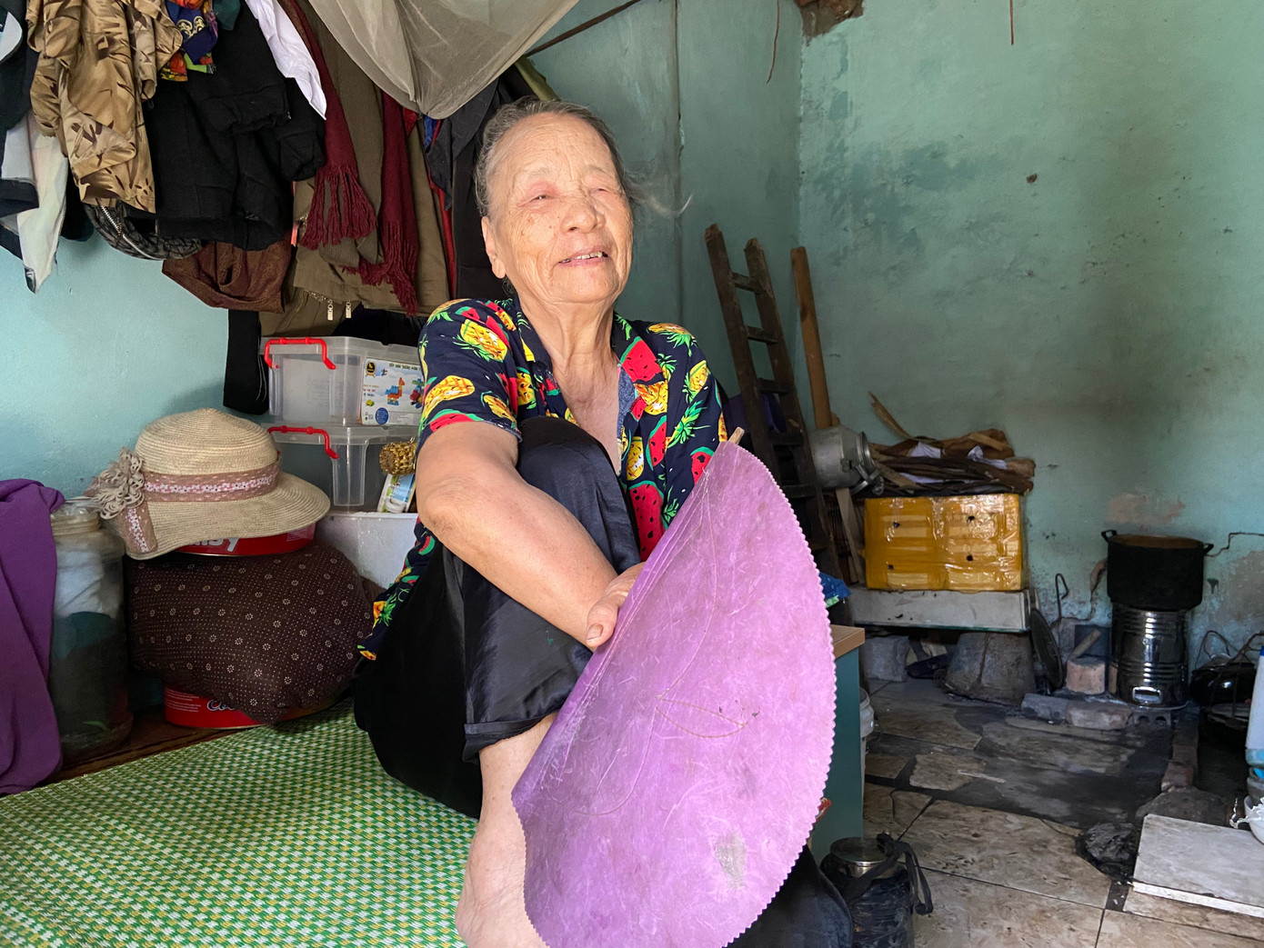 Khi chúng tôi đến xóm trọ đằng sau chợ Long Biên, bà Bình đang phe phẩy chiếc quạt xốp trên tay "thời tiết như thế này tôi không tài nào mà ngủ được". Tuổi đã cao, nhiều khi đẩy xe nước từ chợ về đến nhà mệt chỉ muốn nằm chợp mắt một lúc nhưng khi đặt lưng xuống thì mảnh chiếu nhựa nóng ran bà đành lấy nước lau nhà rồi trải túi ni lông xuống sàn nằm. Tối đến, bớt nóng thì mới nằm trên giường, bà Bình chia sẻ.