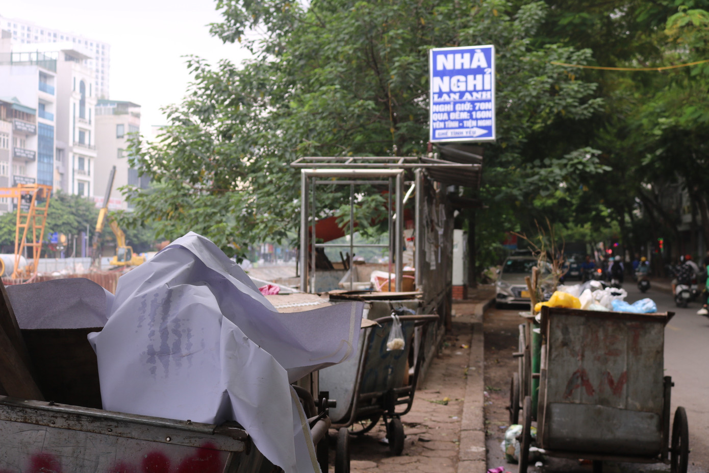 Tại khu vực Vũ Tông Phan (quận Thanh Xuân) không gian lòng đường ngay phía trước biển quảng cáo rao vặt bị xâm chiếm làm nơi tập kết xe rác, làm mất mỹ quan đô thị, bốc mùi hôi thối ảnh hưởng đến người dân hay lưu thông trên tuyến đường này.