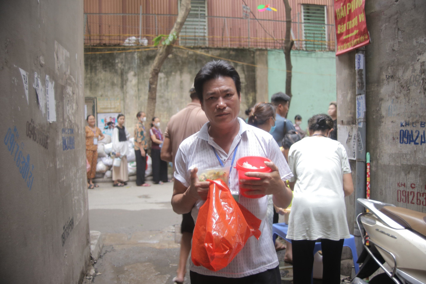 Hằng ngày, ông Tùng đều đặn đến nhận cơm miễn phí để về ăn cùng vợ đang nằm điều trị trong viện.