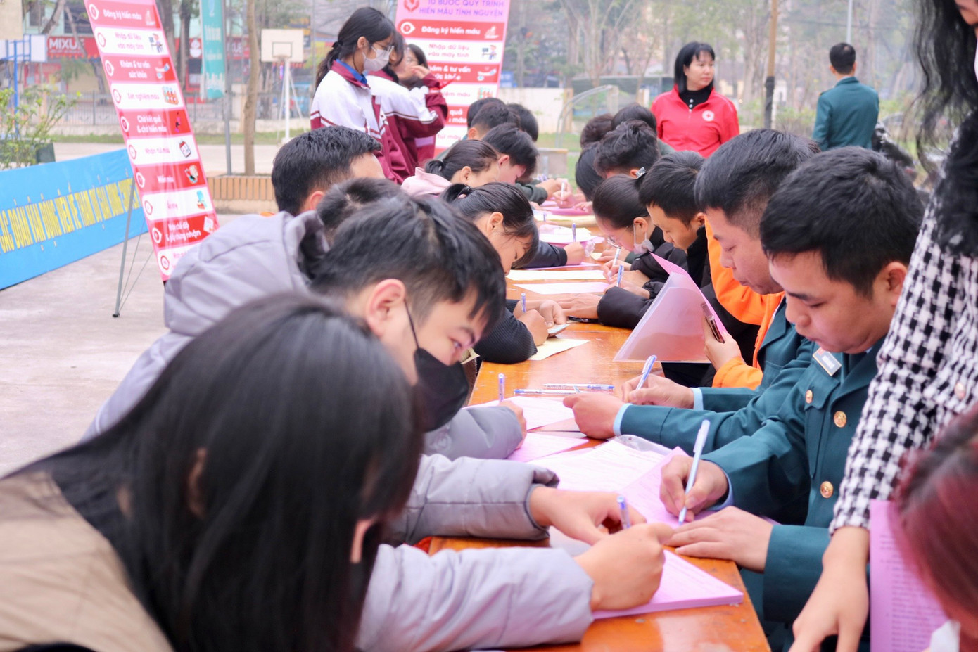 Dù thời tiết đang vào đợt rét đậm, rét hại nhưng từ sáng sớm đã có hàng trăm bạn trẻ đến đăng ký hiến máu và lan tỏa thông điệp Chủ Nhật Đỏ lần thứ XVI năm 2024.