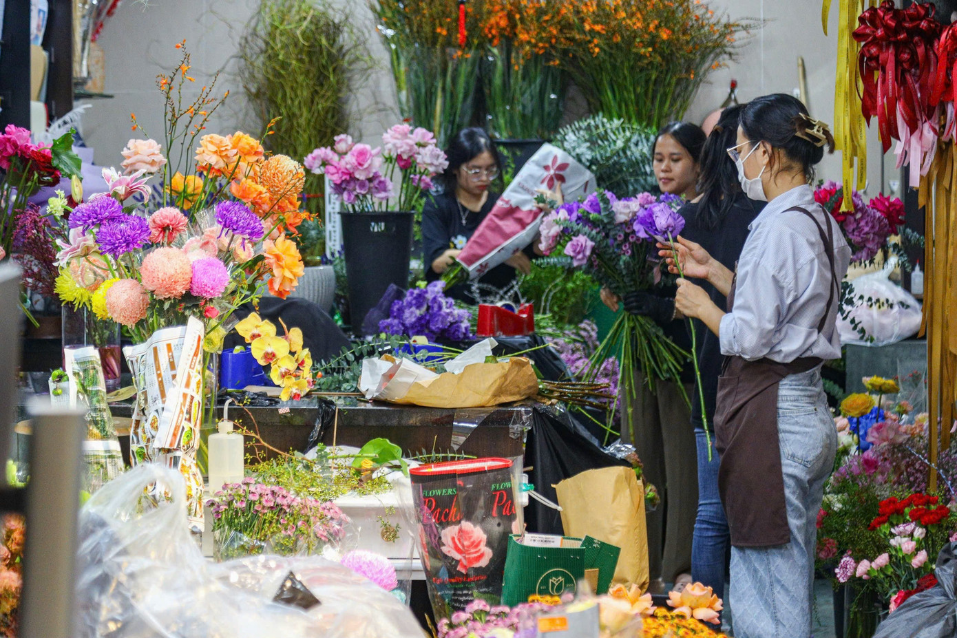 Những ngày cận 20/10, thị trường hoa tươi ở Hà Nội trở nên sôi động hơn. Tại nhiều cửa hàng hoa tươi, số lượng nhân viên cắm hoa cũng được huy động nhiều hơn ngày thường. Những ngày cận 20/10, thị trường hoa tươi ở Hà Nội trở nên sôi động hơn. Tại nhiều cửa hàng hoa tươi, số lượng nhân viên cắm hoa cũng được huy động nhiều hơn ngày thường.
