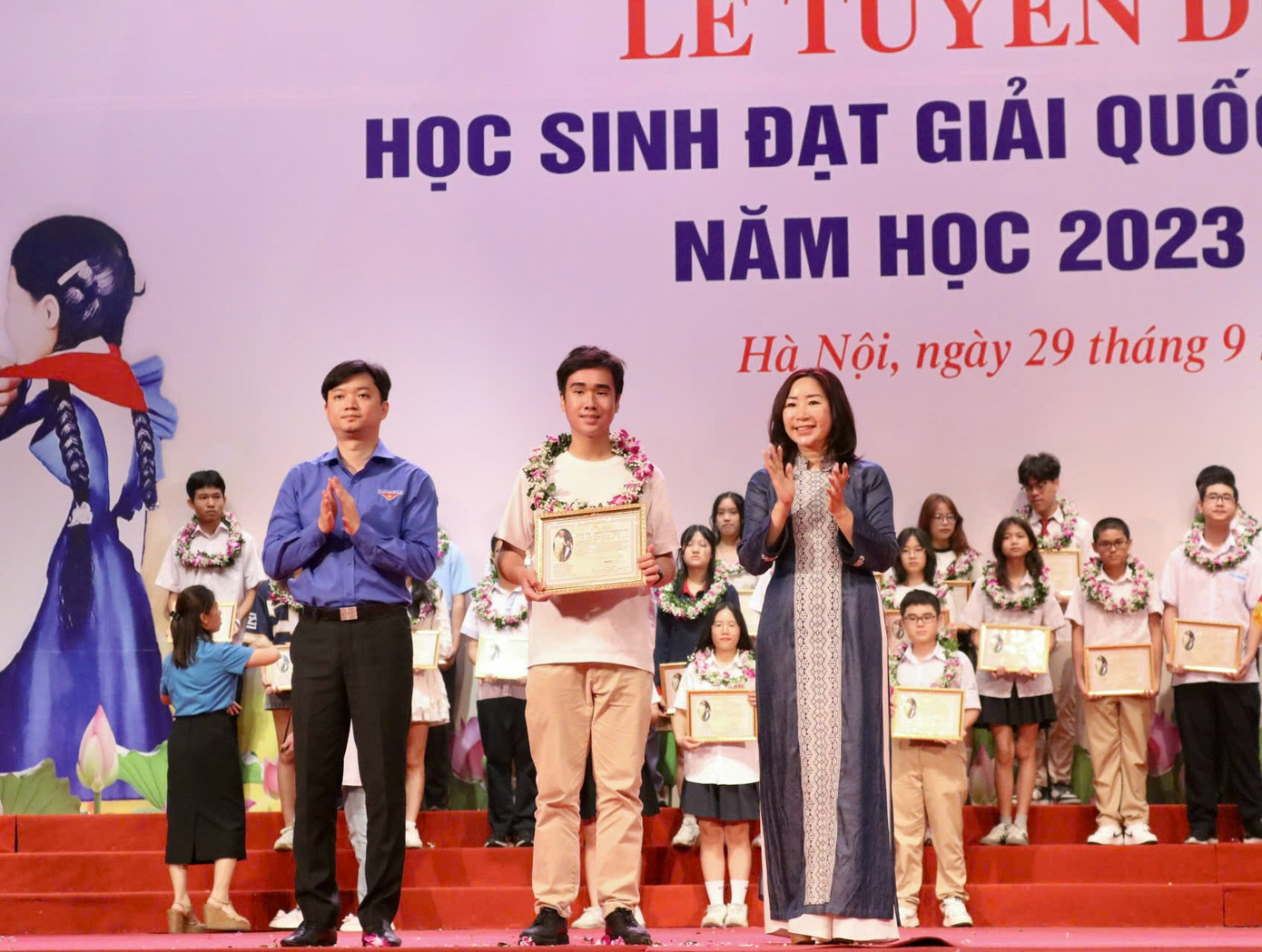 Tại Lễ tuyên dương, các em học sinh được lãnh đạo ban, bộ ngành, đoàn thể trung ương và lãnh đạo Công đoàn Viên chức Việt Nam trao phần thưởng. Tại Lễ tuyên dương, các em học sinh được lãnh đạo ban, bộ ngành, đoàn thể trung ương và lãnh đạo Công đoàn Viên chức Việt Nam trao phần thưởng.