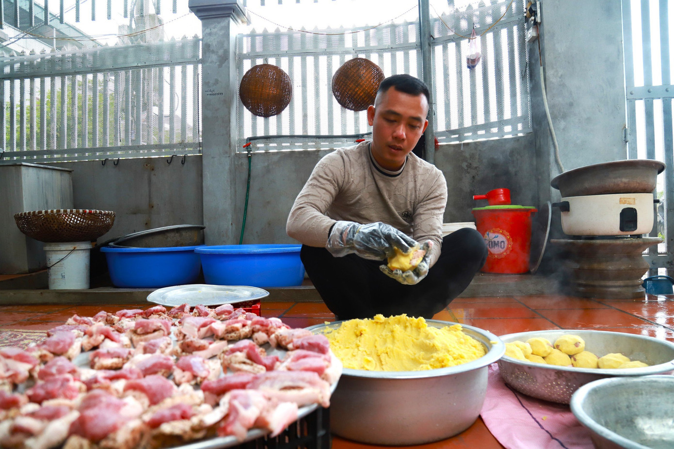 Không giống với địa phương khác, bánh chưng Tranh Khúc đòi hỏi sự kì công hơn nhiều. Bánh chưng thông thường được gói bằng đỗ sống nhưng ở Tranh Khúc, đỗ sau khi tách vỏ sẽ được trộn muối và đồ trong vòng nửa tiếng đầu cho đến khi bở, dền.