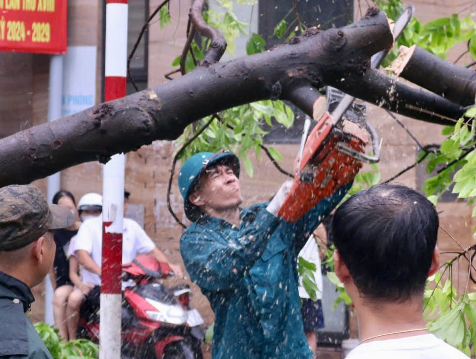 "Đối với cây xanh gãy đổ bình thường thì việc cắt dọn dễ dàng hơn nhưng đối với những cây xanh gãy đổ lên cột điện, cáp quang hay đè lên tài sản của người dân thì cần cân nhắc và phải có kỹ thuật xử lý tốt để vừa dọn được cây, vừa bảo đảm tài sản của người dân và cả an toàn cho người dọn dẹp", một dân quân tự vệ cho hay. "Đối với cây xanh gãy đổ bình thường thì việc cắt dọn dễ dàng hơn nhưng đối với những cây xanh gãy đổ lên cột điện, cáp quang hay đè lên tài sản của người dân thì cần cân nhắc và phải có kỹ thuật xử lý tốt để vừa dọn được cây, vừa bảo đảm tài sản của người dân và cả an toàn cho người dọn dẹp", một dân quân tự vệ cho hay.