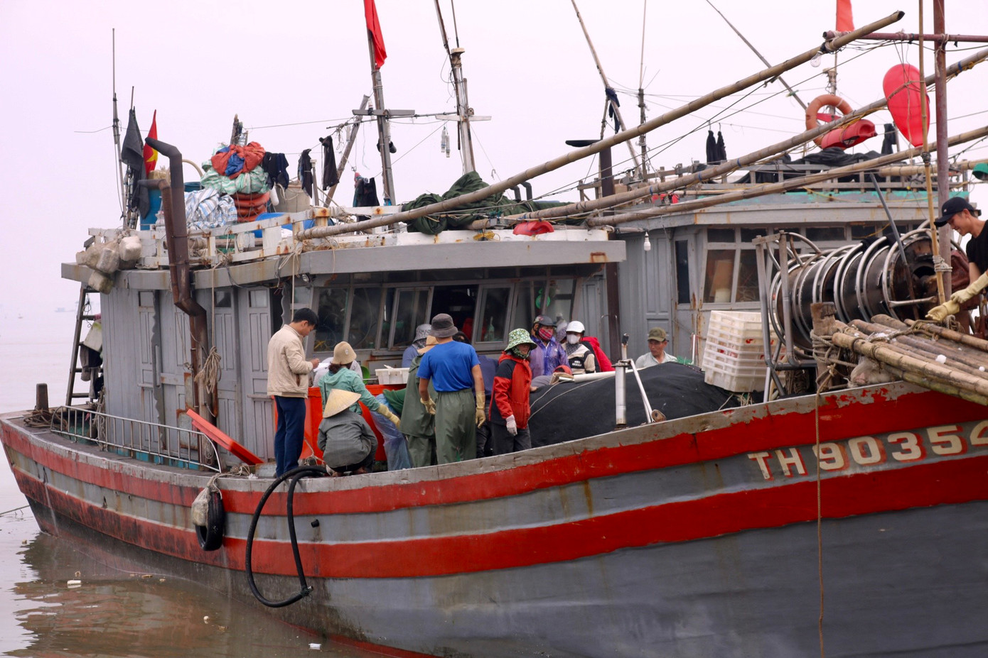 Sau hơn 10 ngày ra khơi, chiếc tàu cá này vừa cập bến Lạch Trường vào sáng sớm nay. Chủ tàu cá cho biết: "Đợt này tàu nhà tôi đánh được khoảng 5 tấn cá bạc má, ước tính thu về khoảng 200 triệu đồng."