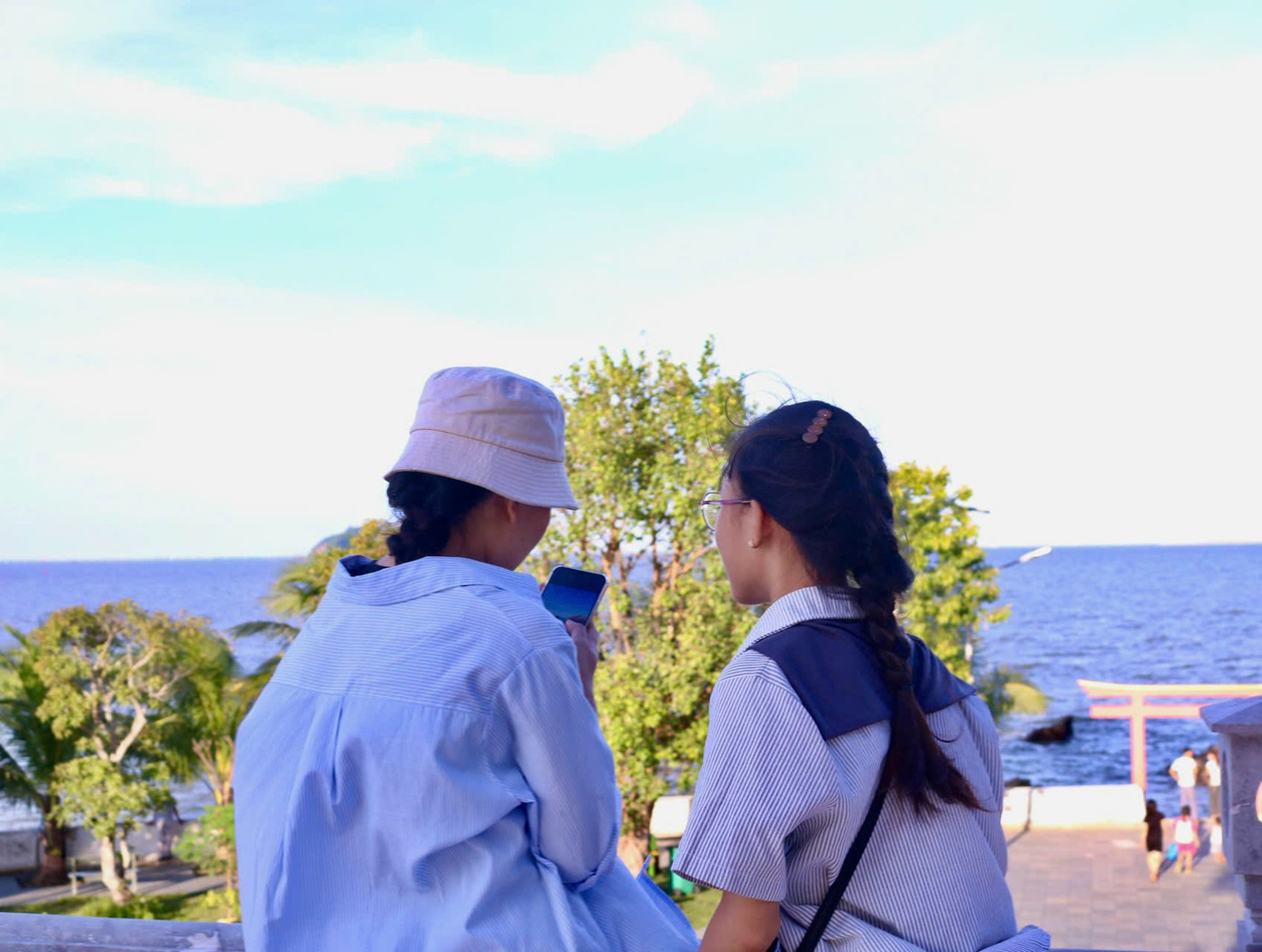 Khách đến dâng hương, tham quan chùa không quên chụp lại vài tấm hình để làm kỷ niệm.