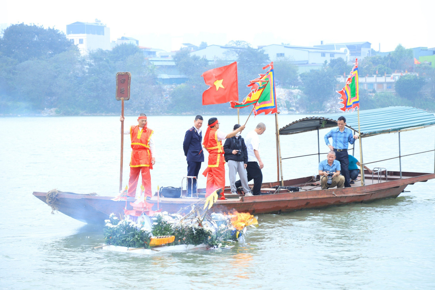 Nghi thức thả thuyền trong lễ rước nước được thực hiện giữa sông Hồng.