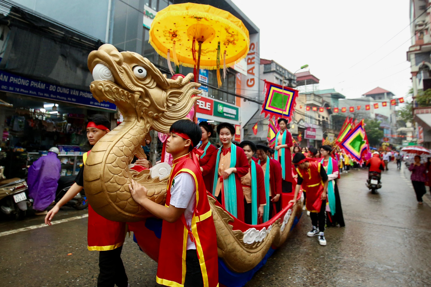Đặc sắc nhất trong lễ hội là màn hát Chèo tàu với các làn điệu đối đáp giữa hai tàu – là những chiếc thuyền rồng bằng gỗ, không để hạ thủy mà chèo tượng trưng trên cạn. Mỗi tàu 13 người gồm bà chúa tàu, 2 cái tàu và 10 con tàu. Khi biểu diễn, bà chúa tàu đánh thanh la, 2 cái tàu lĩnh xướng và các con tàu hát họa theo. Phía sau là đôi voi với hai quản tượng có nhiệm vụ thổi tù và làm hiệu.